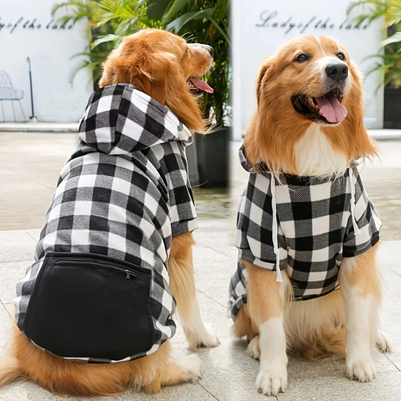 Un golden retriever vistiendo una sudadera con capucha de forro polar a cuadros, sentado en el suelo.