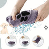 Mains tenant une serviette pour animaux violette en microfibre avec des empreintes de pattes, montrant son absorbant pour chi