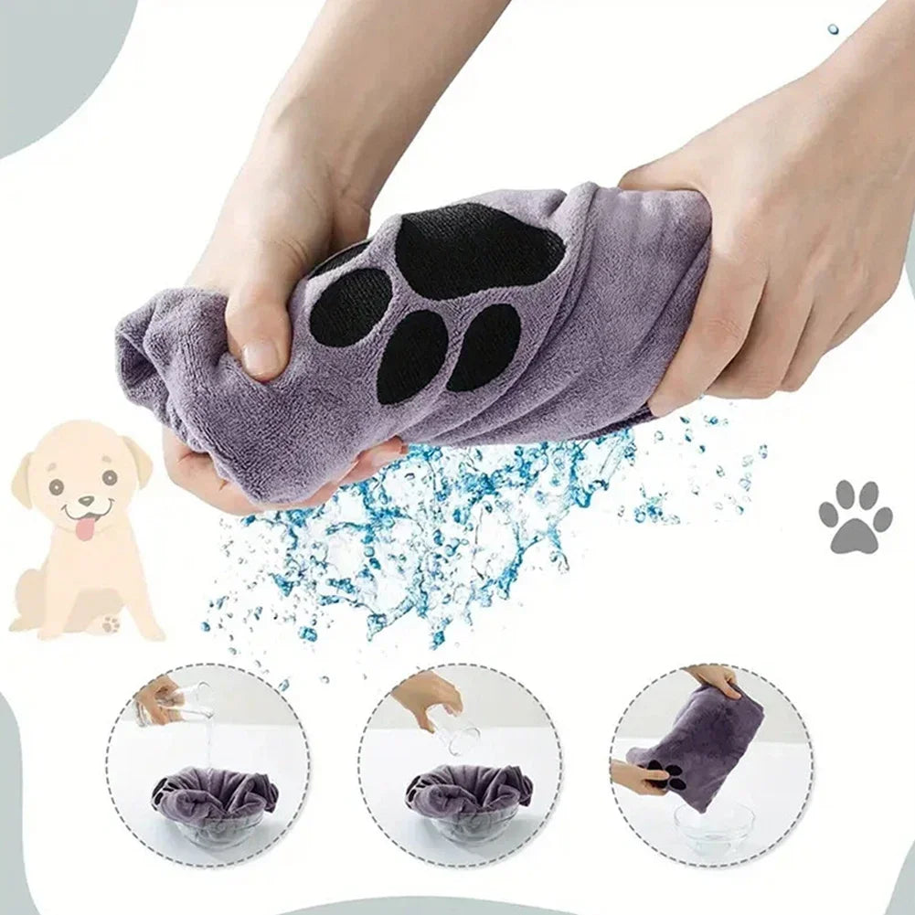 Mains tenant une serviette pour animaux violette en microfibre avec des empreintes de pattes, montrant son absorbant pour chi