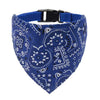 Blauförmiges Bandana mit schwarzem, verstellbarem Riemen für ein Tierhalter