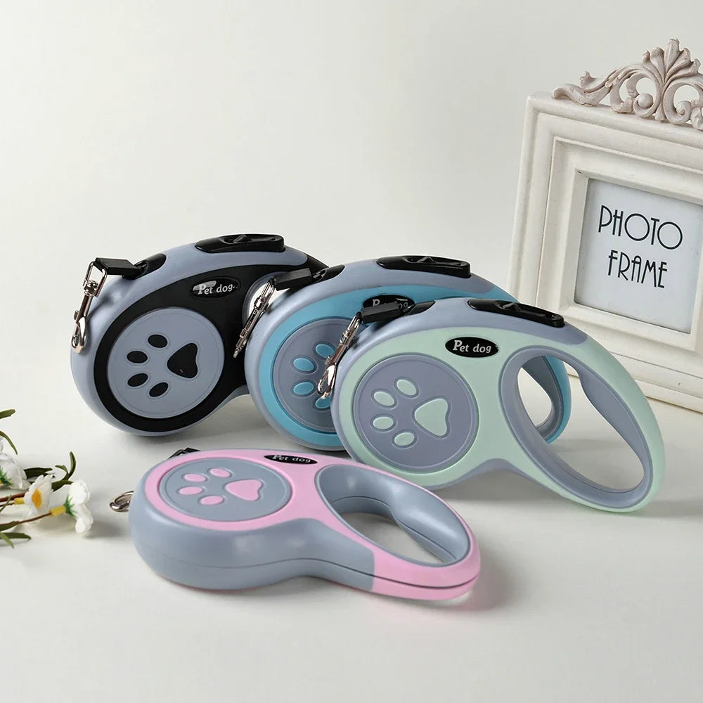 Collection de colliers de laisse en nylon rétractables roses, bleus et gris pour petits et moyens chiens et chats, présentés 