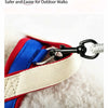 Harnais anti-traction rouge et bleu réglable pour chien, gros plan sur surface blanche moelleuse.