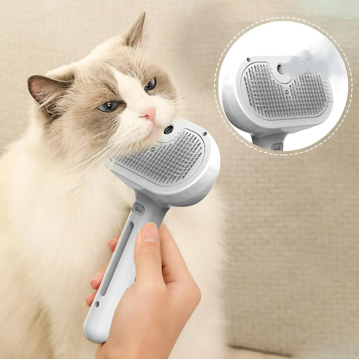 Un gato usando un cepillo para mascotas, junto a una vista de la cabeza del cepillo.