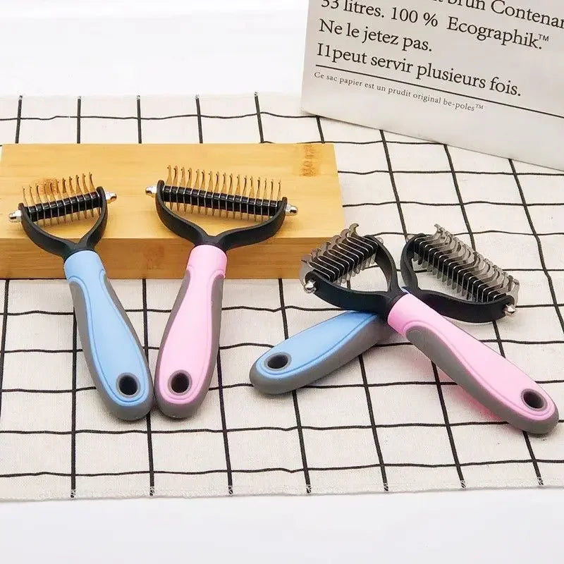 Ein Set aus drei Edelstahl-Kämmchen und Bürsten zum Entfernen von Tierhaaren in Blau, Pink und Schwarz auf einer weißen Gitte
