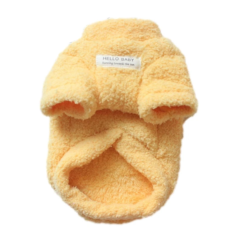 Suéter tejido naranja y esponjoso para perro, etiquetado Hello Baby.