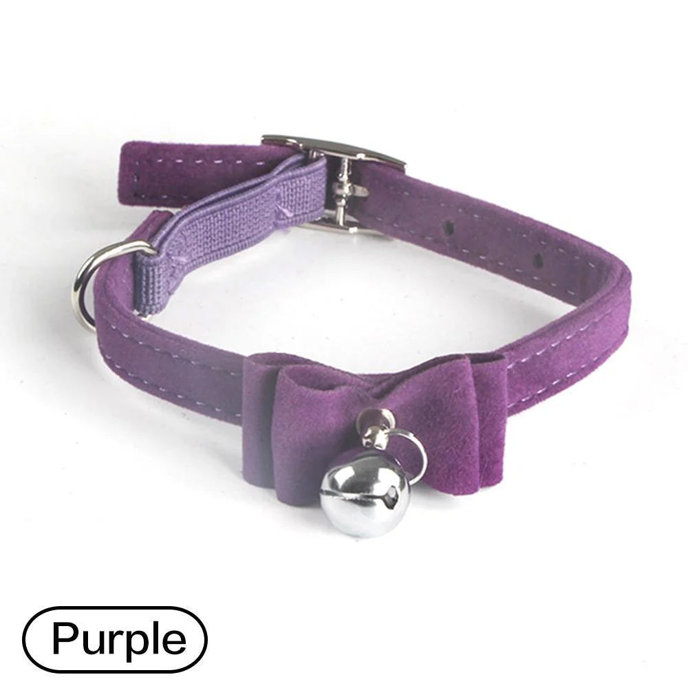 Collar para mascota de moño de terciopelo morado con campana plateada y correa ajustable.