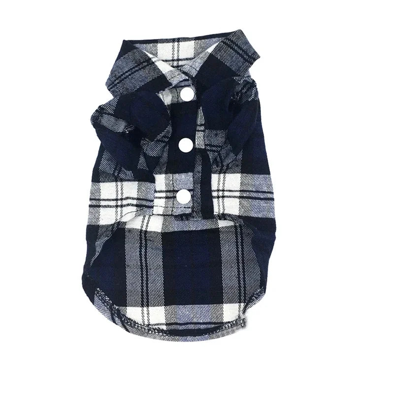 Gilet à carreaux bleu foncé et blanc pour un petit animal de compagnie.