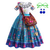 Kleid eines Mädchens mit weißem Oberteil, floralen Akzenten und blauem Rock mit rosa und lila Details.