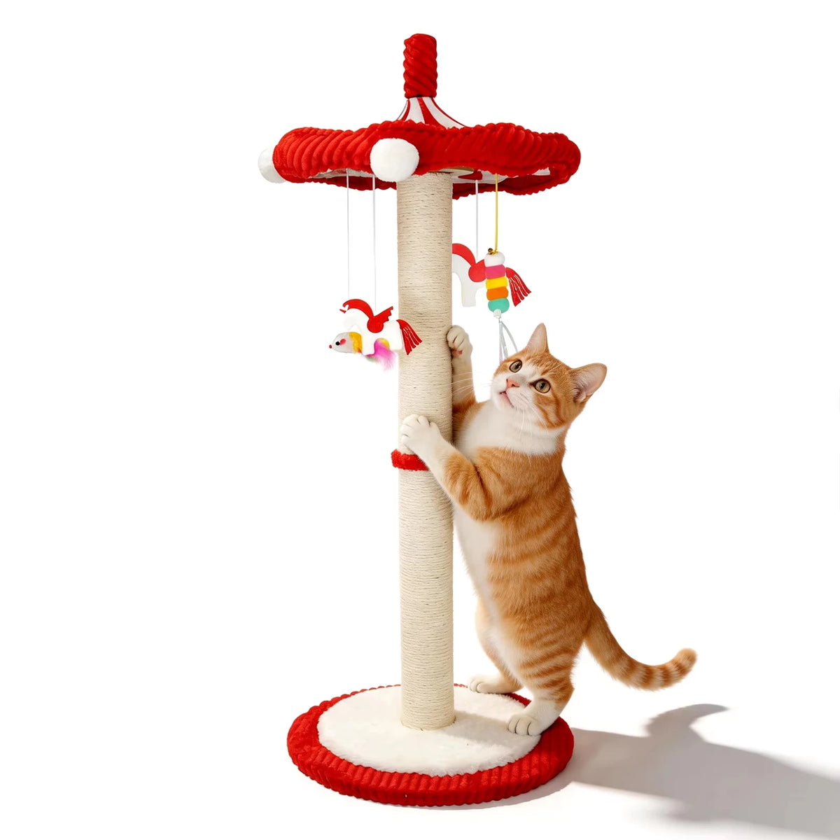 Hoher rot-Kratzbalken mit rotter Spitze und Spielzeug, präsentiert von einer orange-gestreiften Katze.