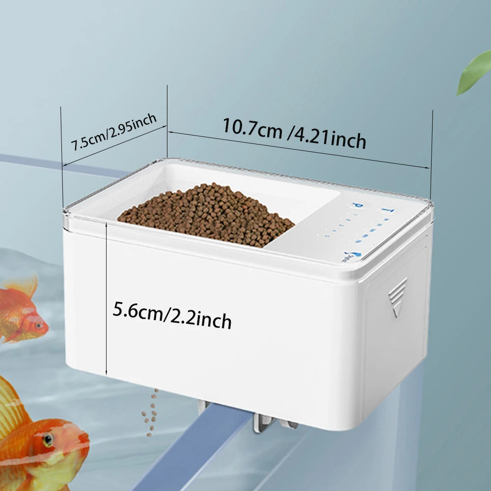Distributeur automatique WiFi blanc pour animaux de compagnie, avec mesures et un poisson en arrière-plan.