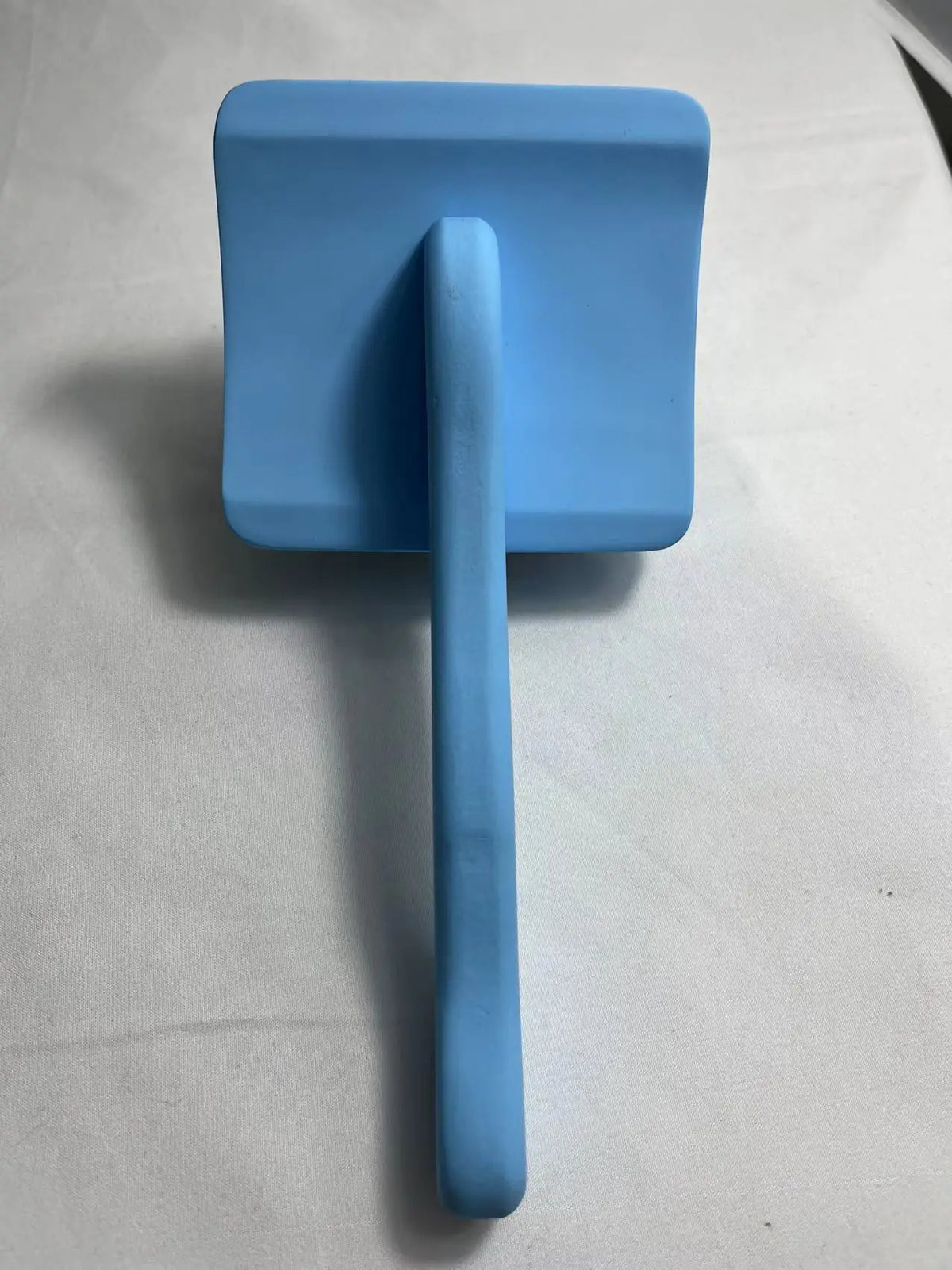 Cepillo profesional para mascotas azul claro con base plana y mango largo para aseo.