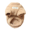 Suéter de perro de invierno de peluche beige claro con capucha y abertura en el cuello.