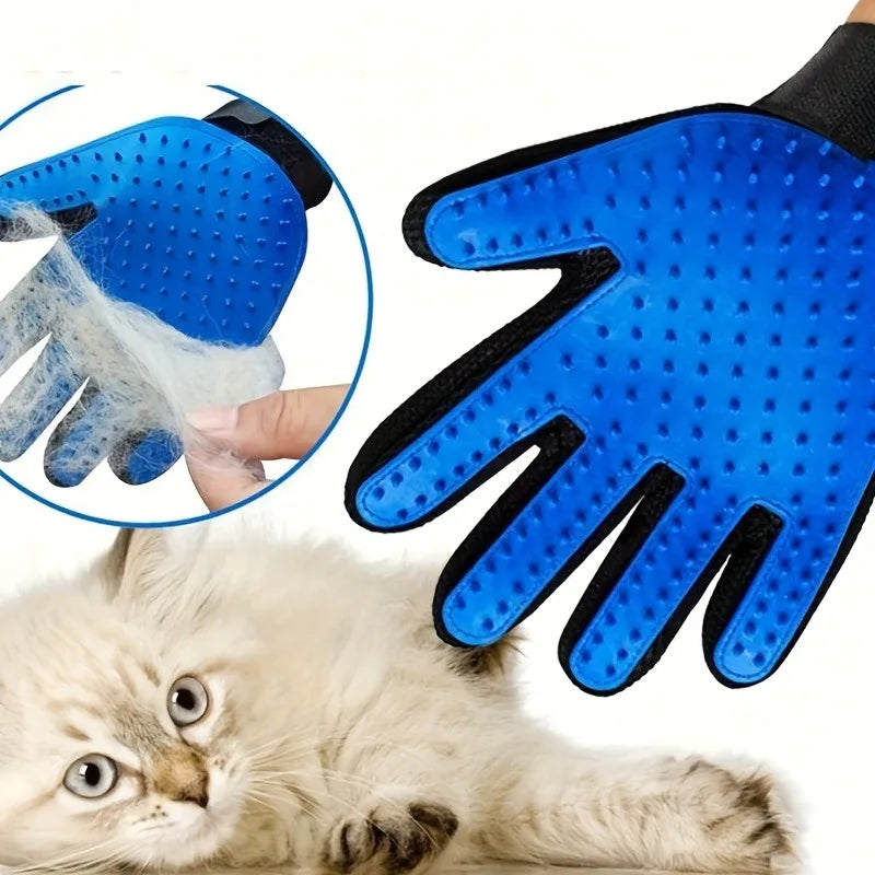 Guantes de silicona azul para masajes y eliminación de pelo de mascotas con un gato cercano