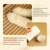 كرسي خدش وسرير استرخاء قطة بيضاء منفوش على حصيرة منسوجة.