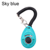 Himmelblaues, verstellbares Hundetrainer-Klicker mit schwarzem Draht und silberner Clips.