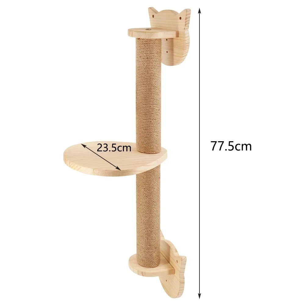 Gato de madera trepando en árbol con poste vertical y plataforma plana para rascar.
