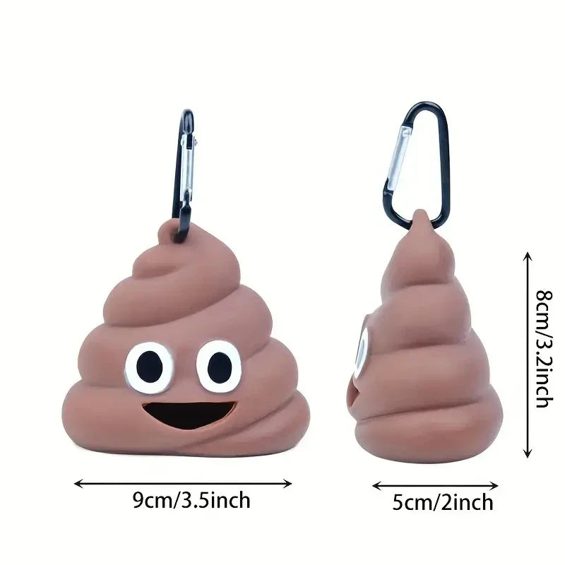 Un pequeño dispensador de bolsas para excrementos de perro de silicona marrón con forma de excremento, visto de lado.