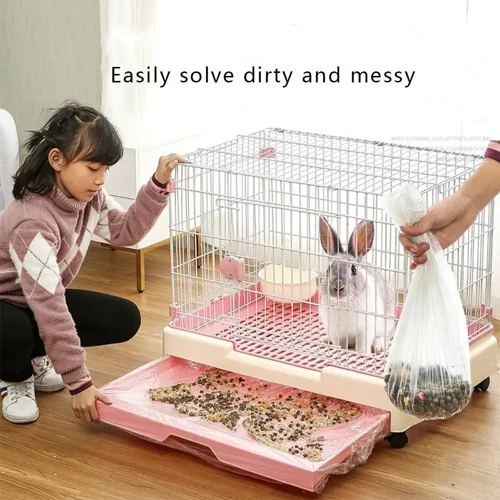 Eine Person löst leicht ein schmutziges Käfig mit einer wiederverwendbaren Streumatte für Kaninchen- und Hamsterkäfige.