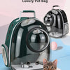 Luxuriöse Tiertasche in dunkelgrün und klarem Kunststoff mit einer dösenden Katze darin.