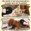 Eine Katze und ein Hund benutzen Pflegeschutzhandschuhe, um ihre Haustiere zu pflegen.