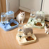 Set aus Futter- und Wasserdispensern für Katzen und Hunde mit mehreren Fächern und klaren Glasbehältern.