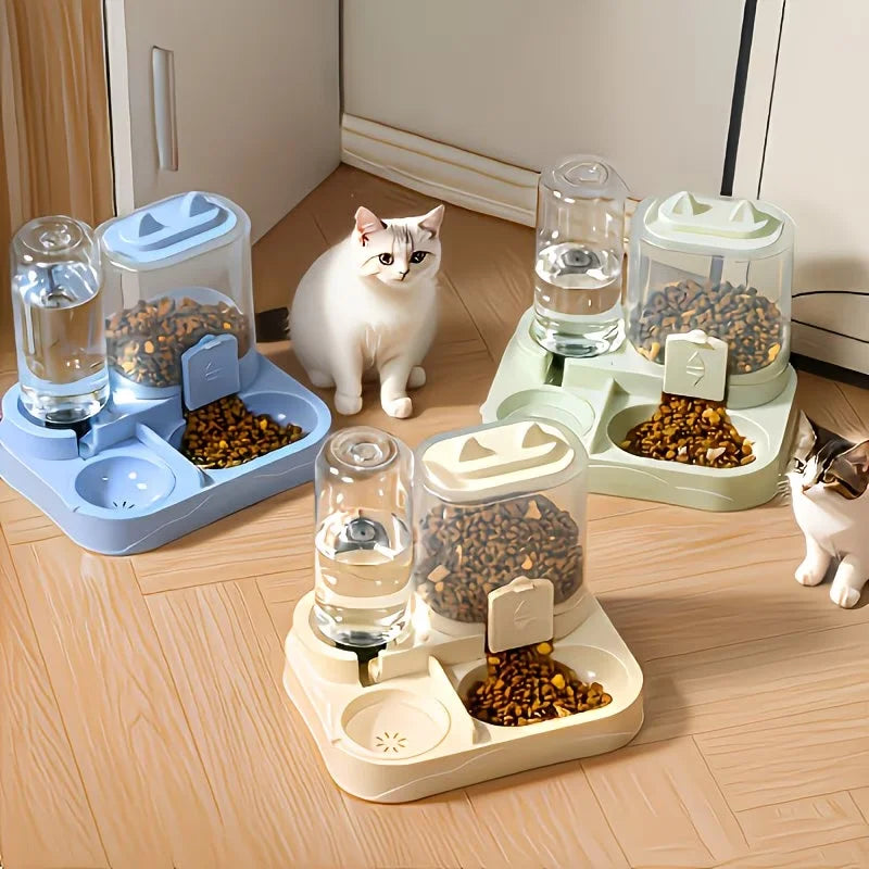 Set aus Futter- und Wasserdispensern für Katzen und Hunde mit mehreren Fächern und klaren Glasbehältern.