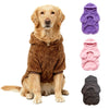 Ein Golden Retriever trägt einen braunen flauschigen Fleece-Wintermantel.