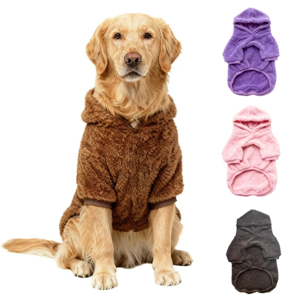 Ein Golden Retriever trägt einen braunen flauschigen Fleece-Wintermantel.