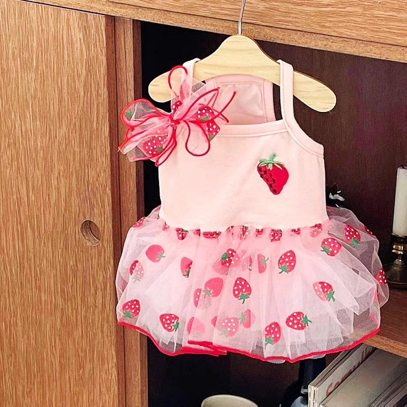 Vestido de malla rosa para perros con lazo de fresa y fresas esparcidas en la falda