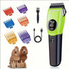 Professioneller Haartrimmer mit Zubehör und Bürste neben zwei flauschigen Hunden.