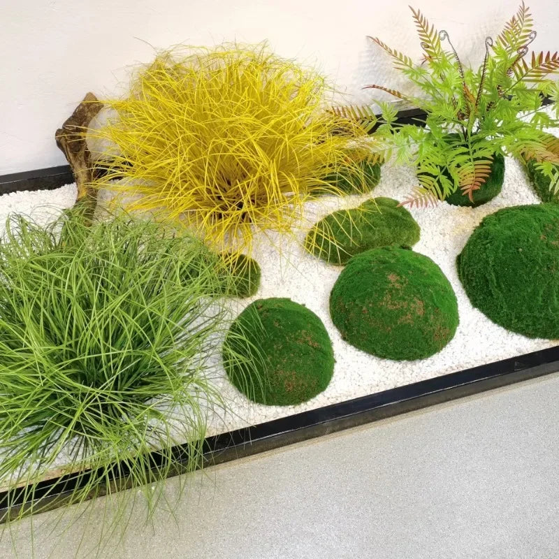 Miniature de jardin avec des graminées et de la mousse jaune vif et vert dans un plateau.