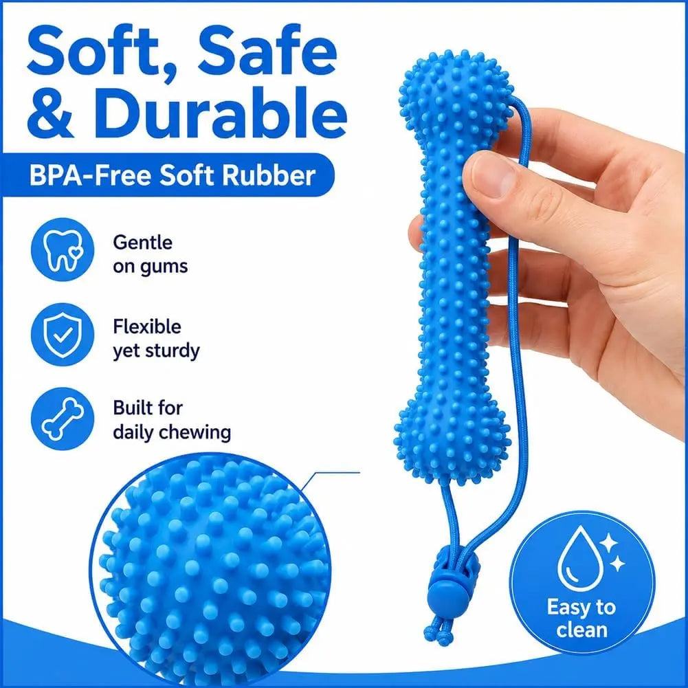 Una mano sostiene un juguete masticable dental de goma suave y azul, sin BPA, mostrando su textura y flexibilidad.