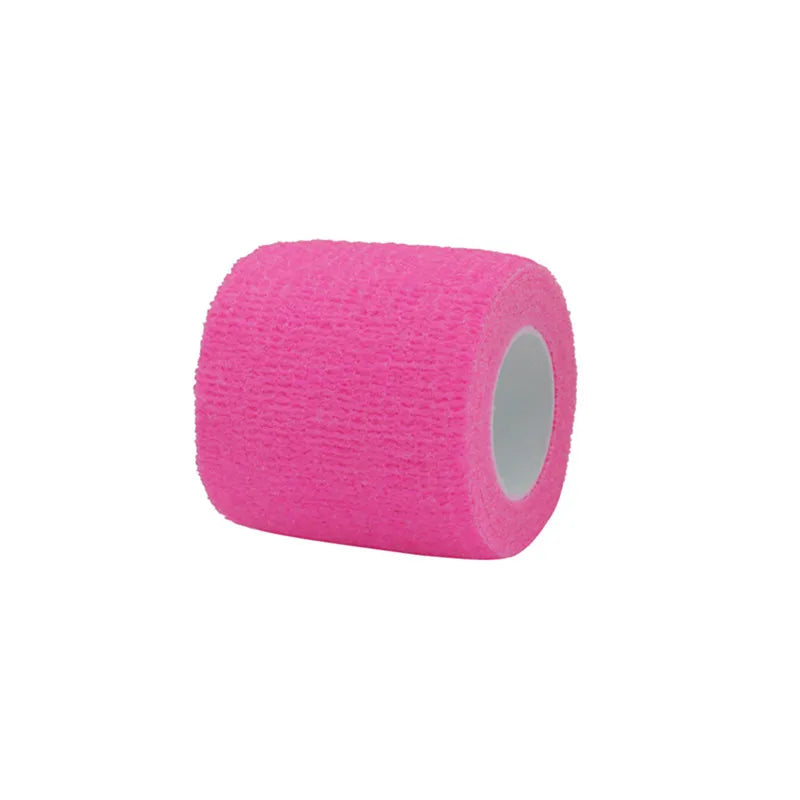Un rollo de vendas autoadhesivas rosas brillantes para mascotas.