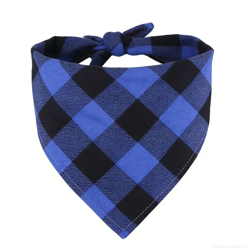 Bandana a cuadros azul y negro atada en un lazo