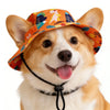 Ein Shiba Inu Hund trägt eine orangefarbene und gemusterte Bucket-Cap.