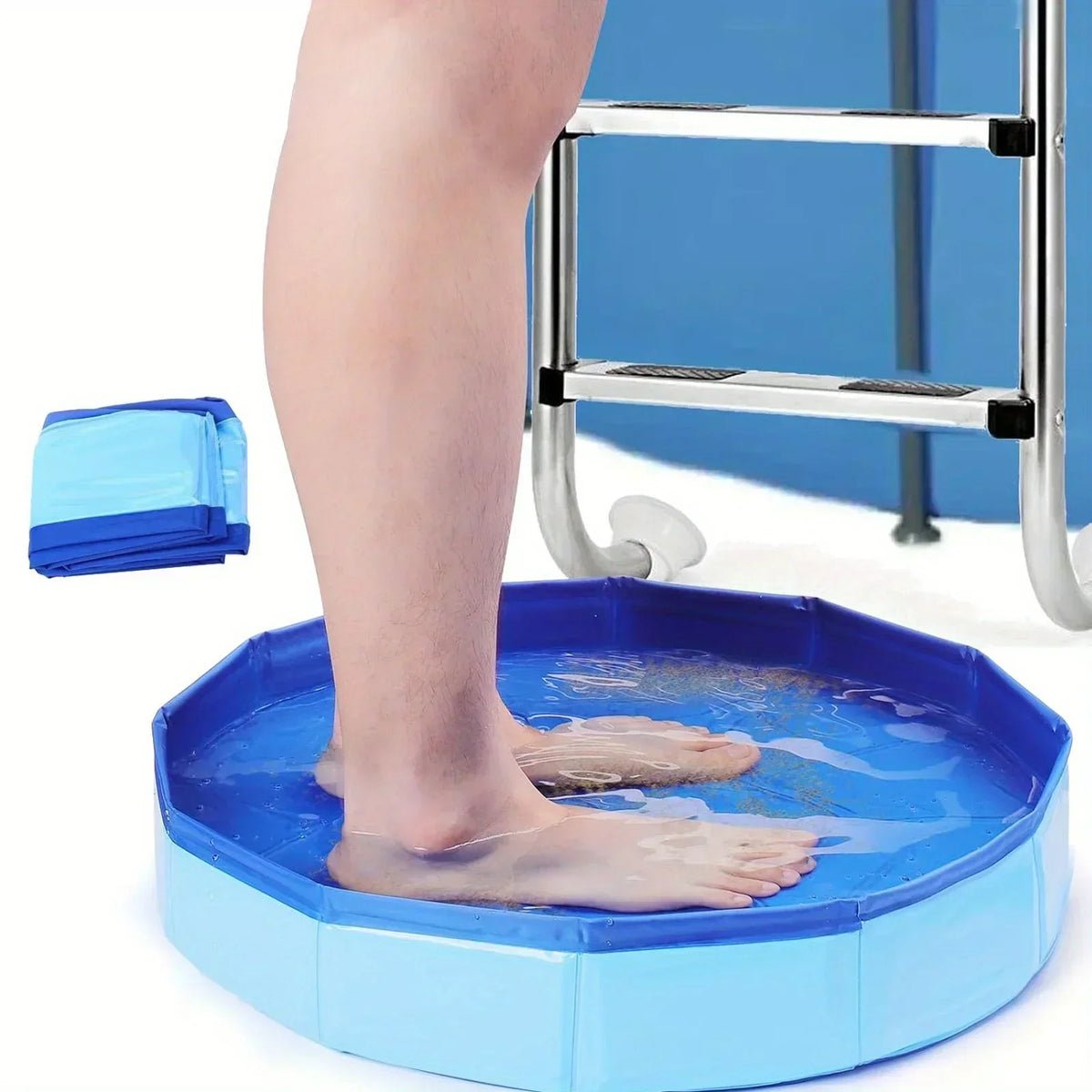 La pierna de una persona está sumergiendo una piscina inflable para mascotas en el agua.