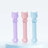 Drei lange, lickbare Katzenfutterlöffel in Lila, Pink und Blau.
