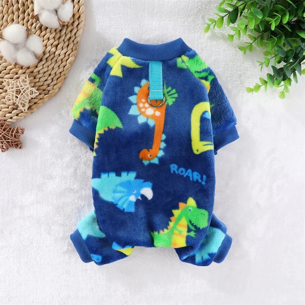 Combinaison en polaire bleue pour chien avec motifs de dinosaure et jungle sur un fond blanc.