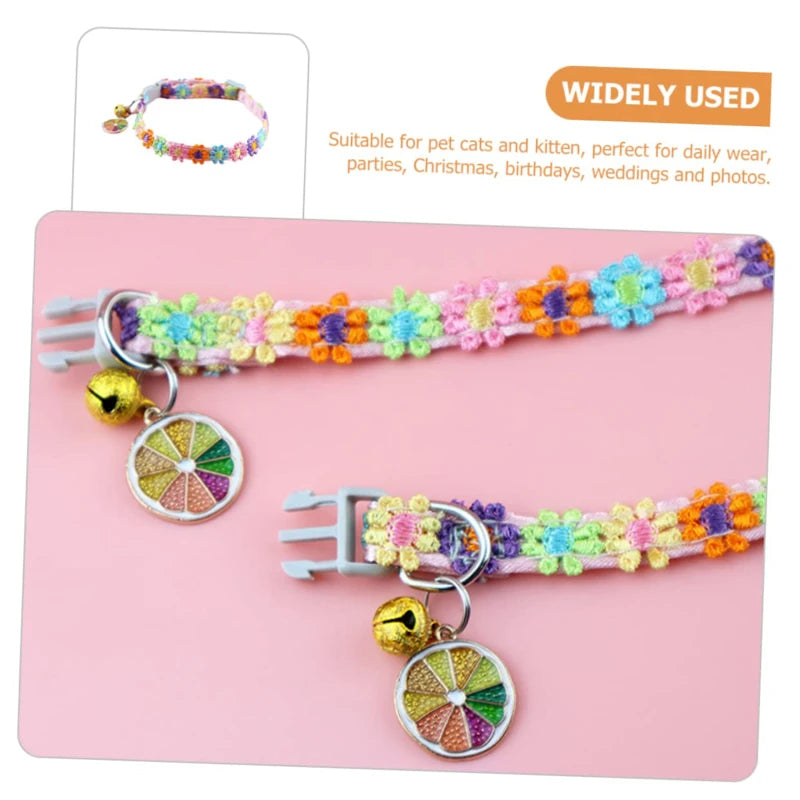 Buntes Tierhalter mit Sicherheitsglocke, floralen Verzierungen und goldfarbener Anhänger.