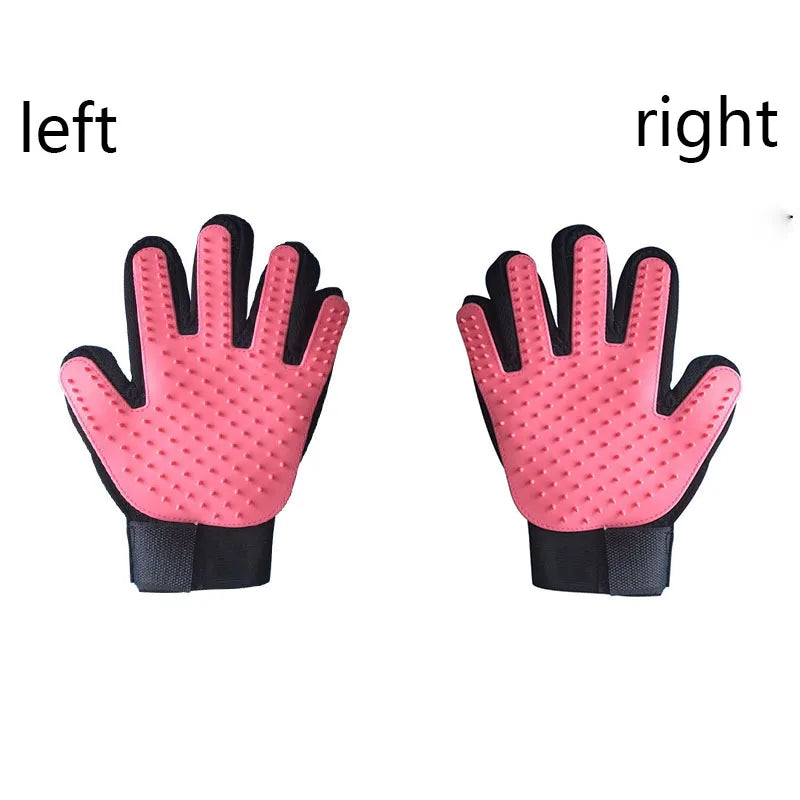 Ein rosa Silikon-Tierhaarbürste und Massagebürste in Händen von links und rechts gezeigt.