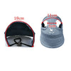 Gorra de béisbol para mascotas gris ajustable con correa y hebilla negra, vista de perfil.