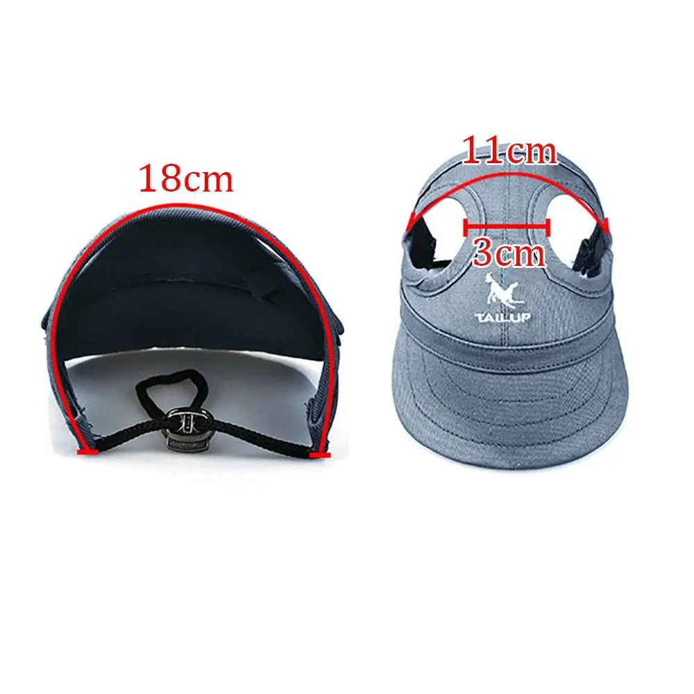 Gorra de béisbol para mascotas gris ajustable con correa y hebilla negra, vista de perfil.
