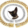 Collier de chat en cristal luxueux avec chaîne dorée et argentée entourant un motif noir