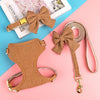 Ein Set aus drei braunen Hundehalsbändern und einer Leine auf rosa Hintergrund.