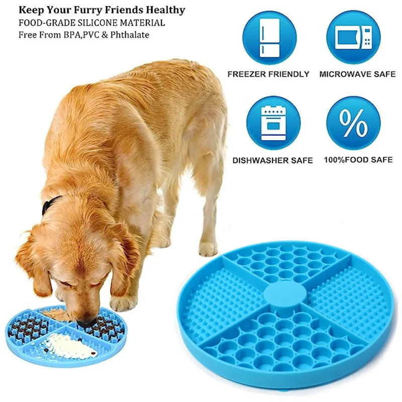 Ein goldener Hund leckt Futter von einer blauen Silikonmatte für Haustiere.
