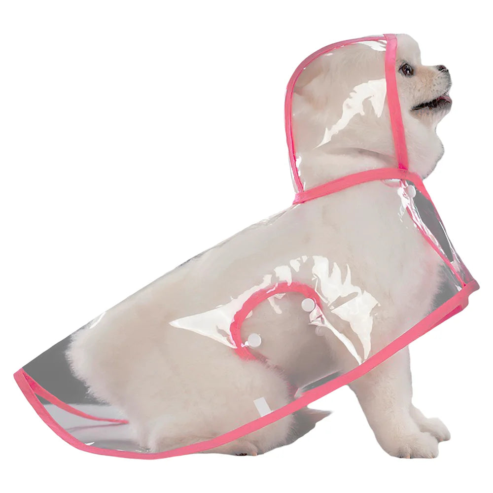 Ein weißer Hund in einem transparenten pinken wasserdichten Regenmantel liegt.