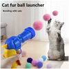 Eine Katze spielt mit einem blauen und gelben Fellballwerferspielzeug, das die Bindung zu Katzen demonstriert.