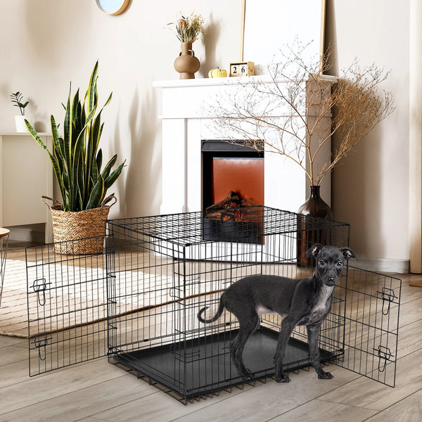 Jaula de metal plegable extra grande para mascotas con bandeja a prueba de fugas, colocada sobre un suelo de madera.