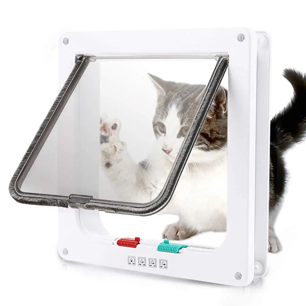 Una puerta para mascotas blanca con una solapa de vidrio transparente, con marco de metal y mecanismo de cierre.