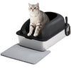 Un chat tigré gris assis dans une litière en acier inoxydable avec pelle et tapis inclus.